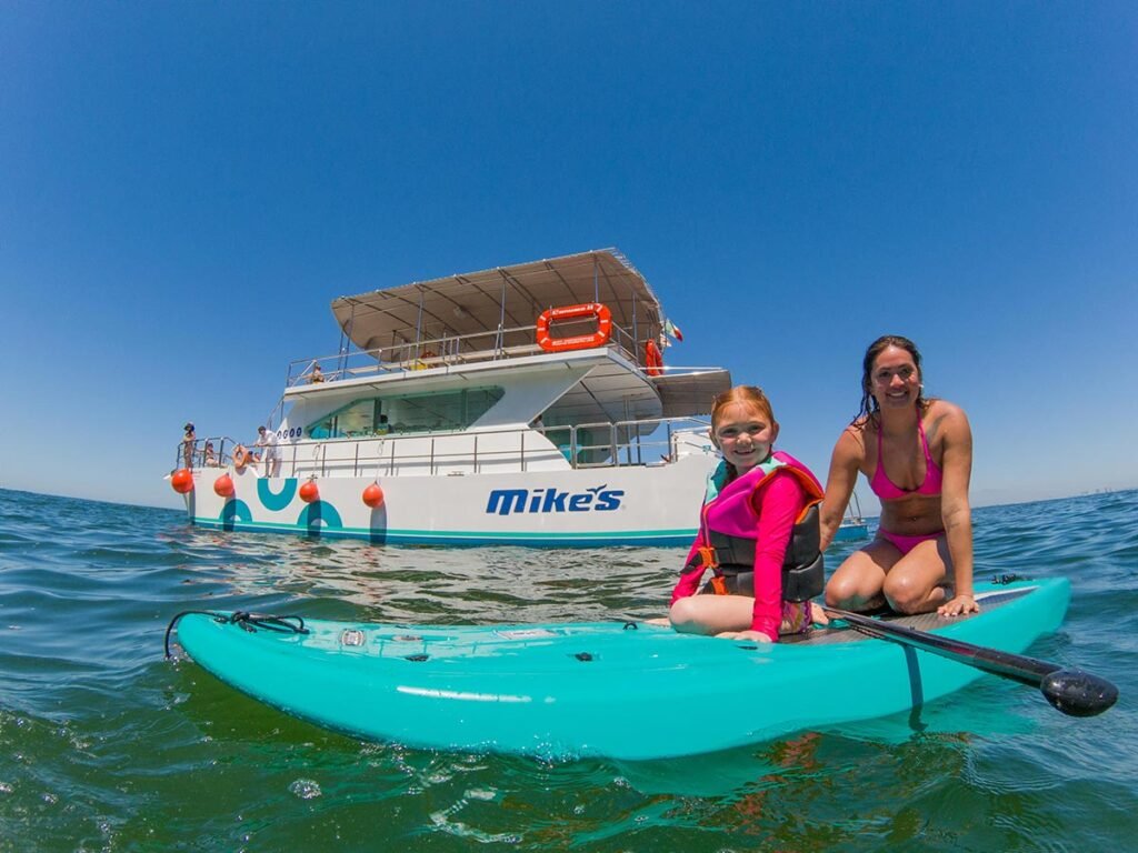 practicando paddle board en parque marino los arcos