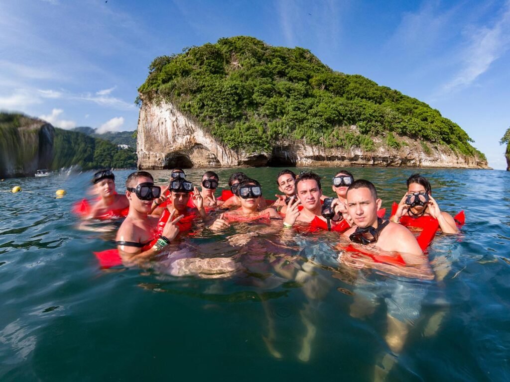 practicando snorkel en parque marino los arcos