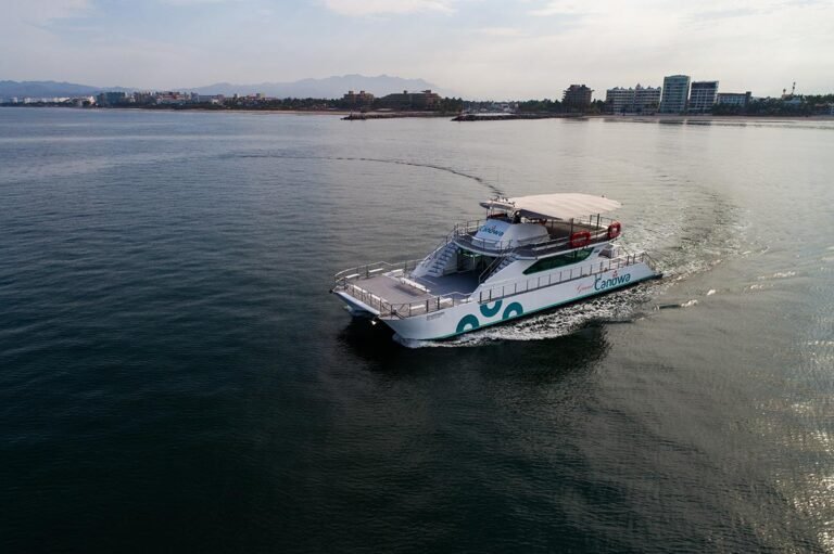 Catamarán Grand Canuwa 90 Pies en Puerto Vallarta