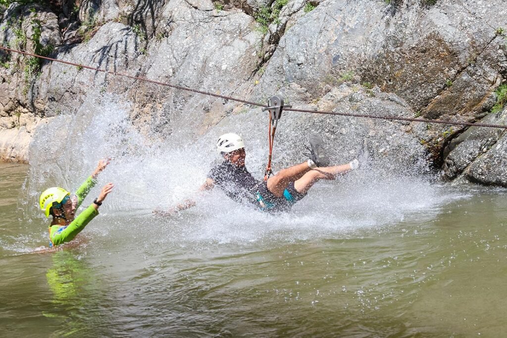 Tour River Expedition tirolesa al ras del río