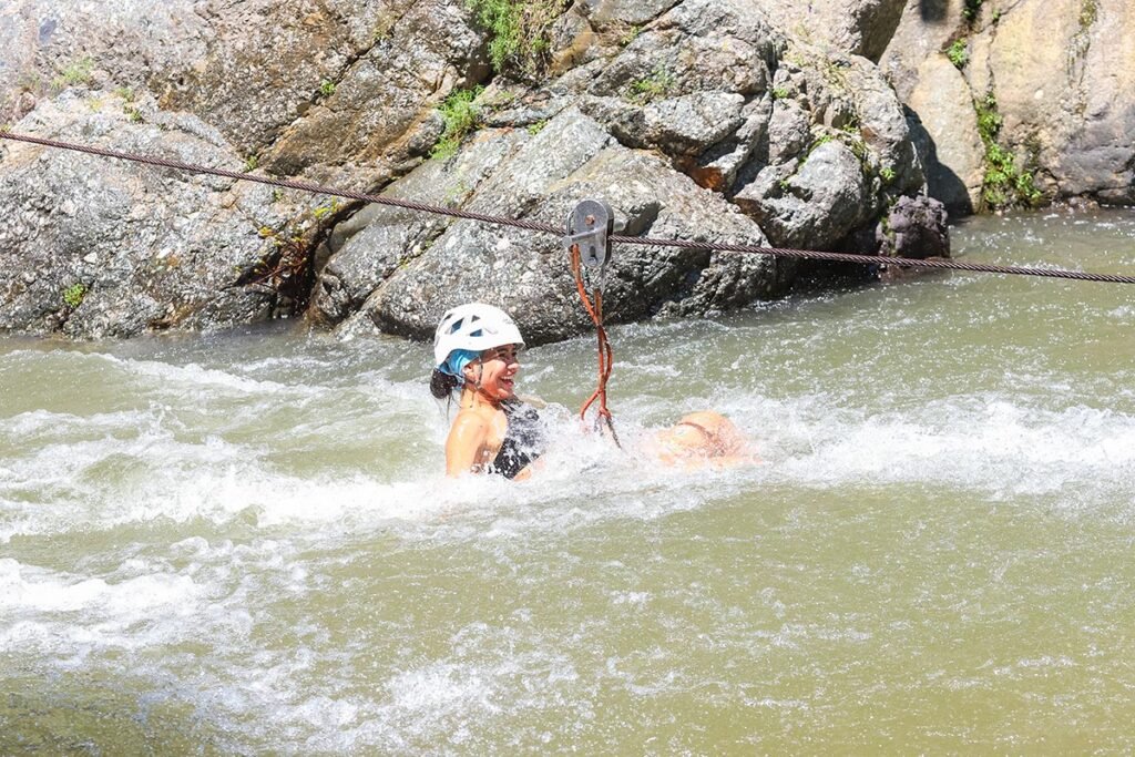 Tour River Expedition tirolesa al ras del río