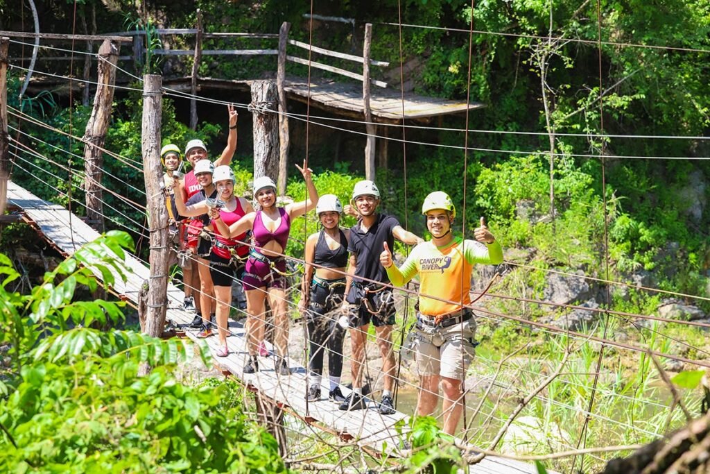 Tour River Expedition en el puente colgante sobre el río