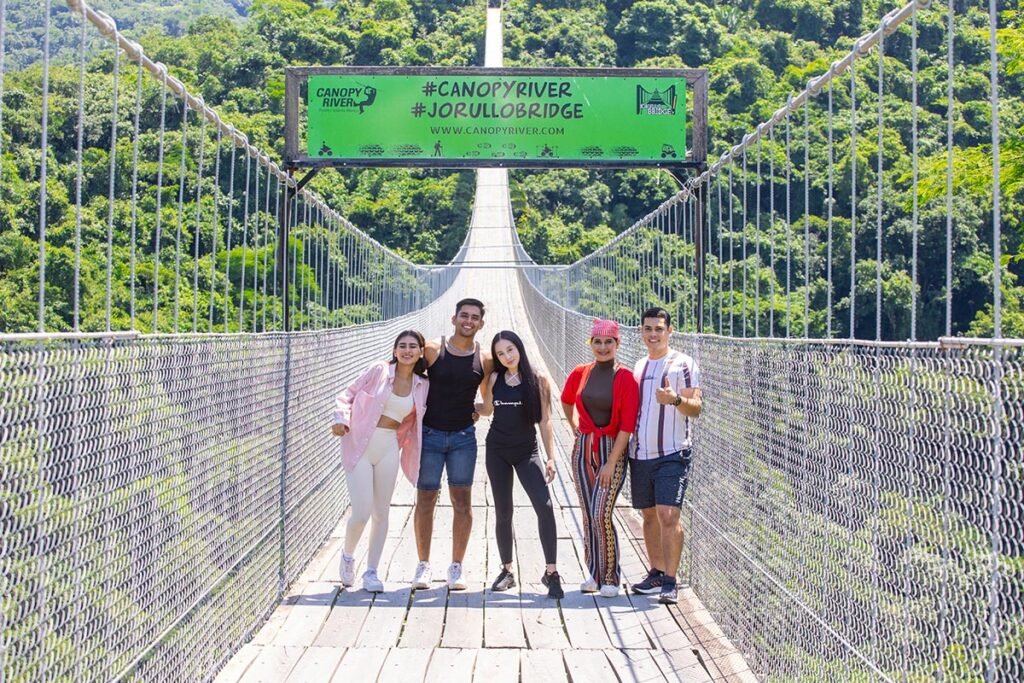 Tour de Caballos  caminando por puente colgante 