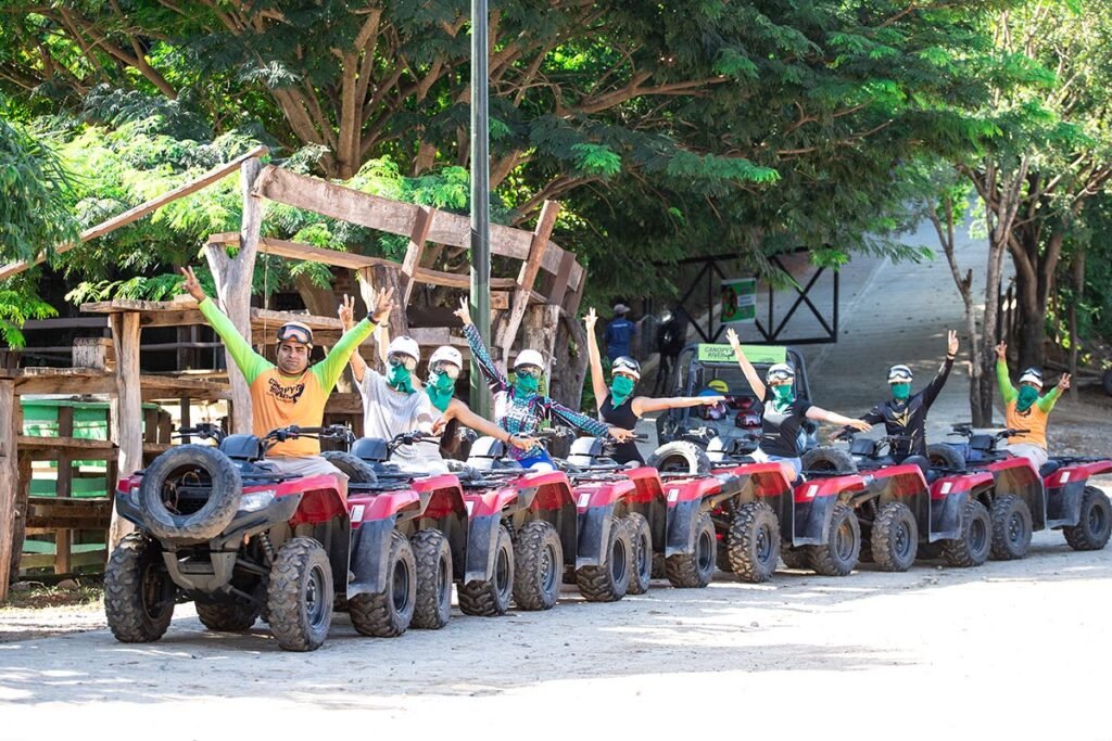 Grupo de turistas manejando sus cuatrimotos por emocionantes caminos de terracería en la Sierra Madre Occidental.