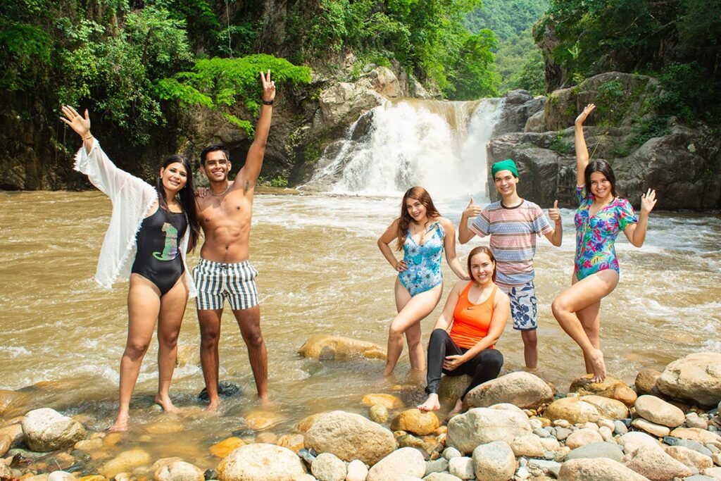 Jorullo Bridge RZR Zip Line 11 Tirolesas 4 Grupo de amigos disfrutando de un refrescante baño en las aguas cristalinas de la cascada El Salto en Vallarta.