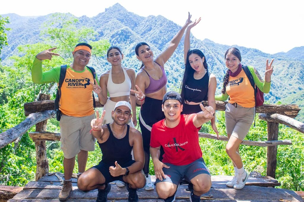 Tour Hiking Jorullo Point 4 Grupo de amigos sonriendo triunfantes en el mirador tras finalizar su caminata en la naturaleza.