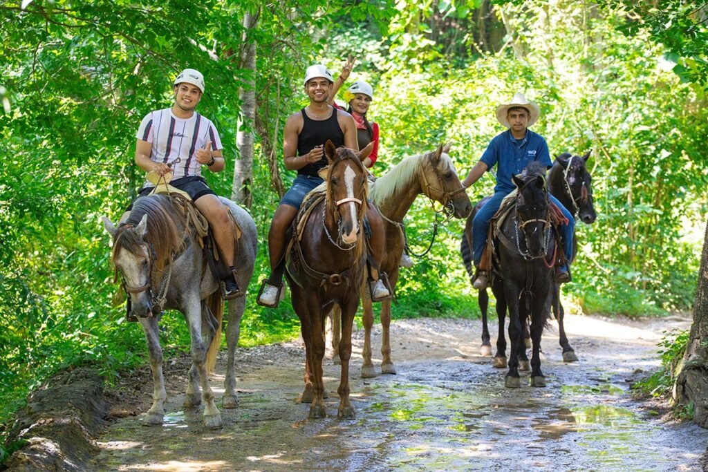 Tour de Caballos en Puerto Vallarta: Aventura en la Sierra Madre 3 Grupo de turistas en el Tour de Caballos cruzando el río Cuale en medio de la exuberante selva de Puerto Vallarta.