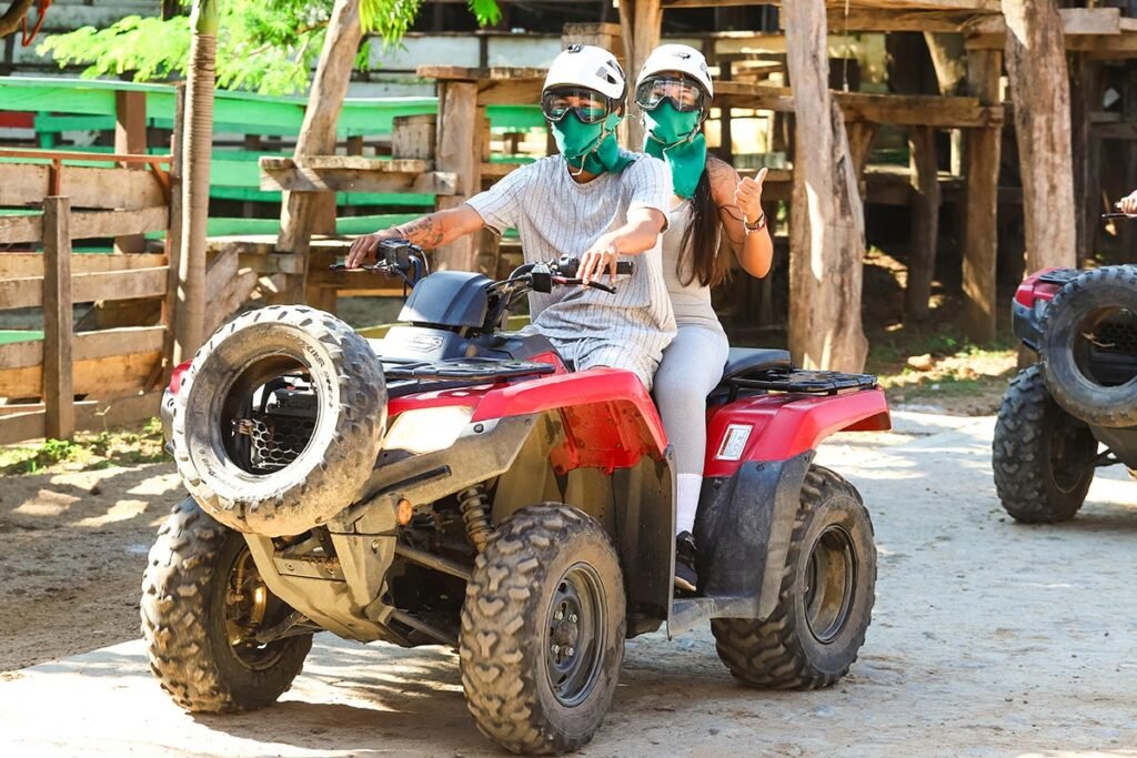 Pareja de turistas sonriendo y disfrutando de su aventura en cuatrimoto ATV cerca de Puerto Vallarta.