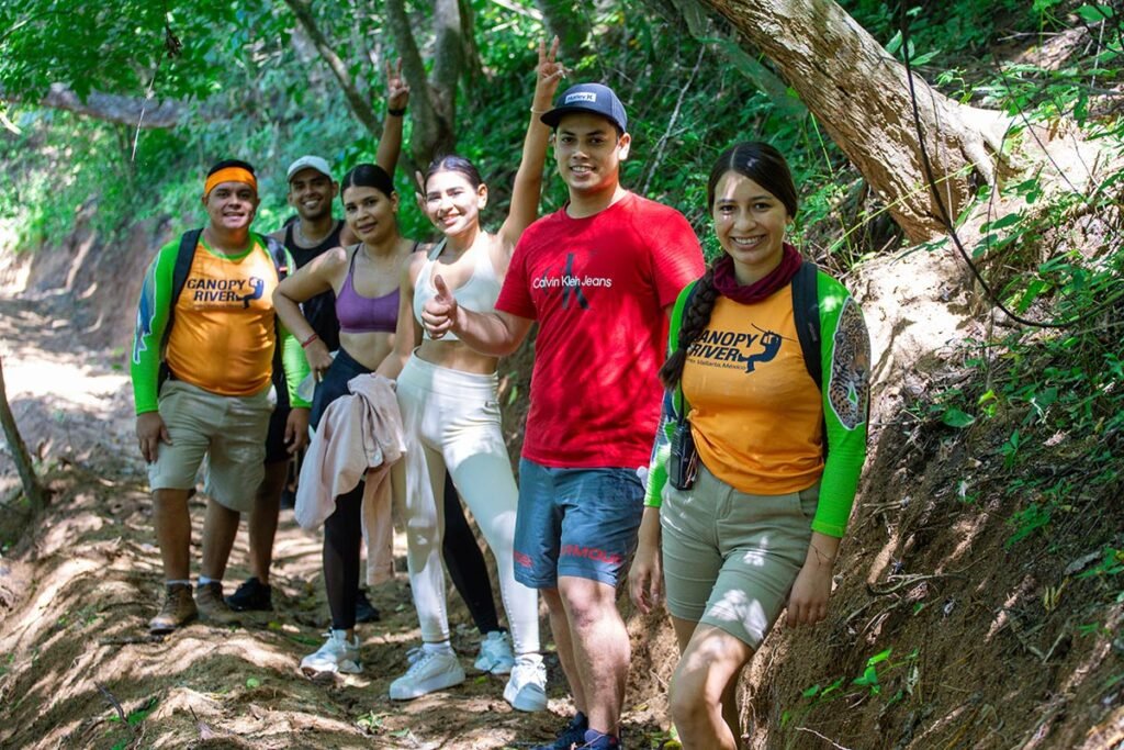 Tour Hiking Jorullo Point 1 Grupo de turistas disfrutando de una caminata guiada a través de la exuberante selva en Canopy River.