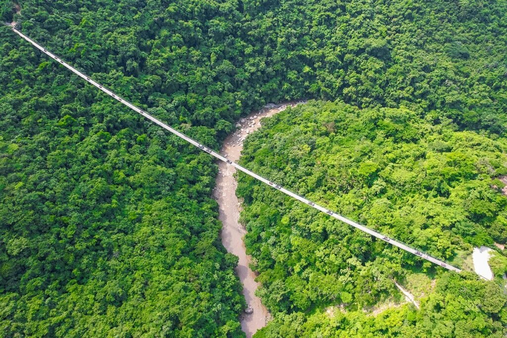 Jorullo Bridge RZR Zip Line 11 Tirolesas 2 Espectacular vista aérea del inmenso puente colgante vehicular rodeado por la selva de la Sierra Madre Occidental.