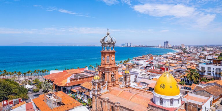 Descubre la historia y simbolismo de la Corona de Nuestra Señora de Guadalupe en Puerto Vallarta, un emblema que representa cultura, fe y arte.