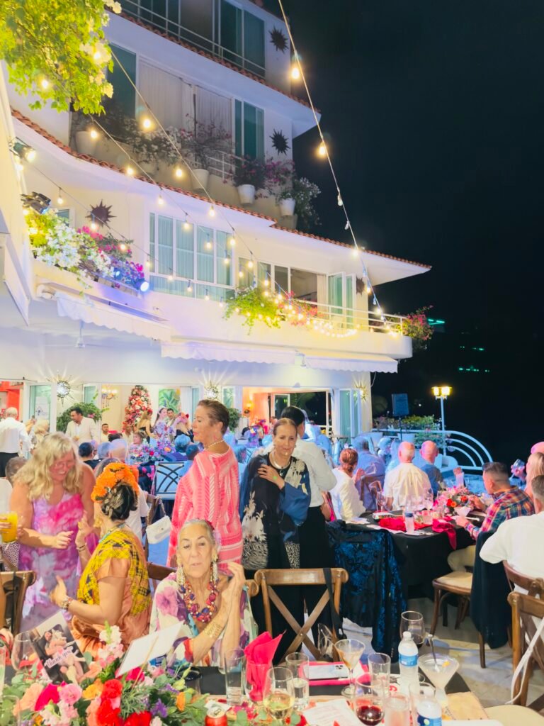 🐾 La Noche de Oro de Puerto Vallarta: Crónica de la Fiesta Benéfica “Frida X” de Yvonneka Foundation