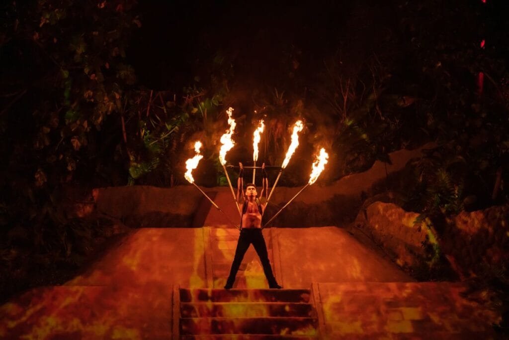 Malabarista de fuego en el espectáculo ALMA de Ritmos de la Noche.