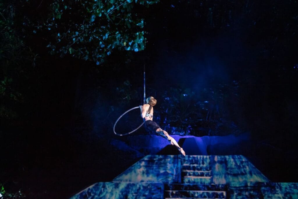 Acróbata aérea realizando performance en el anfiteatro de Las Caletas.