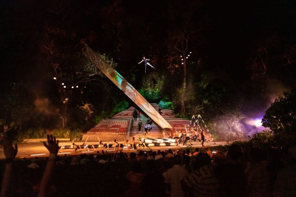 Proyección de video mapping sobre la pirámide en el show ALMA.