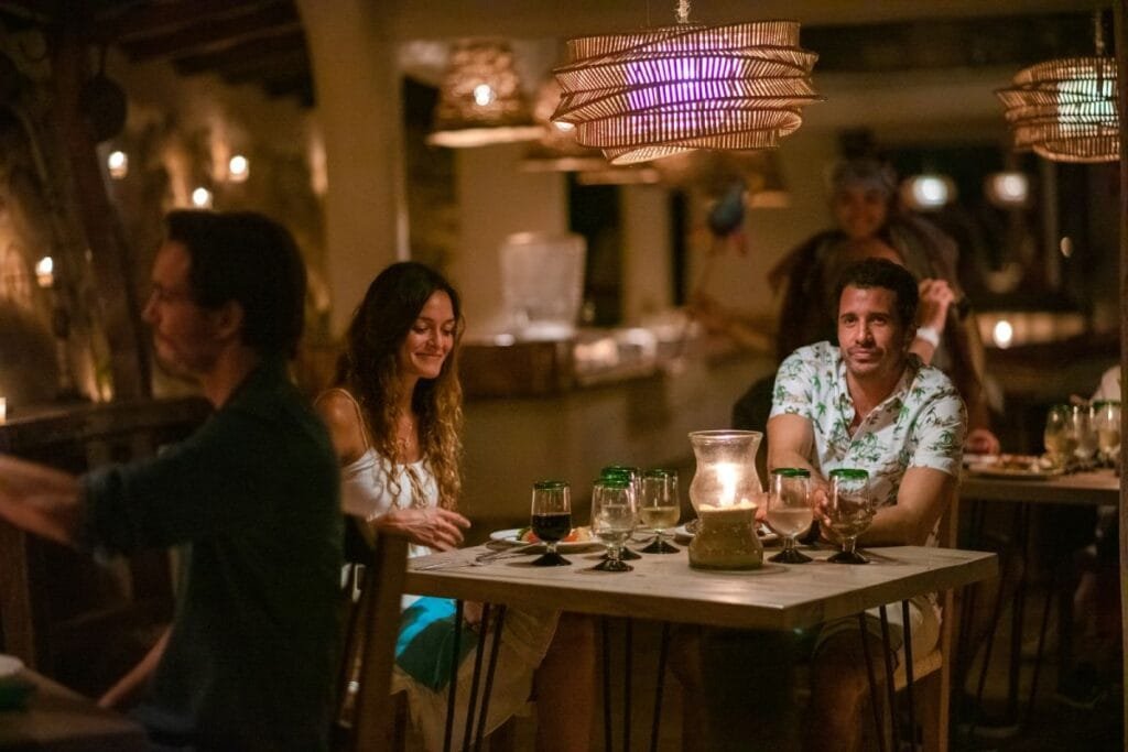 Turistas disfrutando de la cena buffet en Ritmos de la Noche.