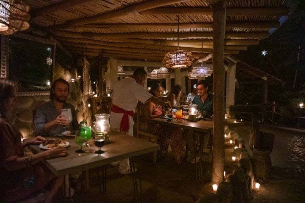 Comensales en la terraza de Las Caletas durante la cena clásica.