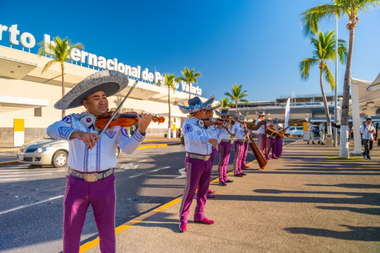 Líderes y empresarios del sector reunidos en el evento comercial Gala Puerto Vallarta 2026.