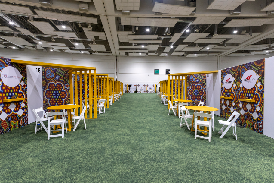 Mesas de negocios y representantes de la industria turística en Vallarta.