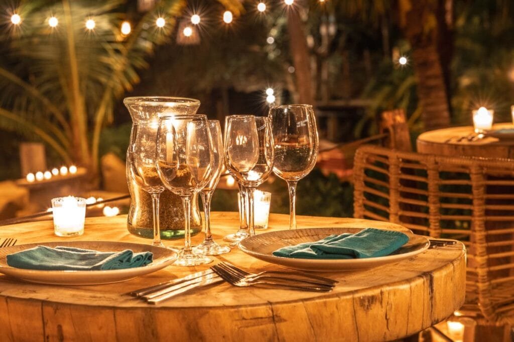 Mesa Premier decorada con elegancia para cena de autor en la selva.