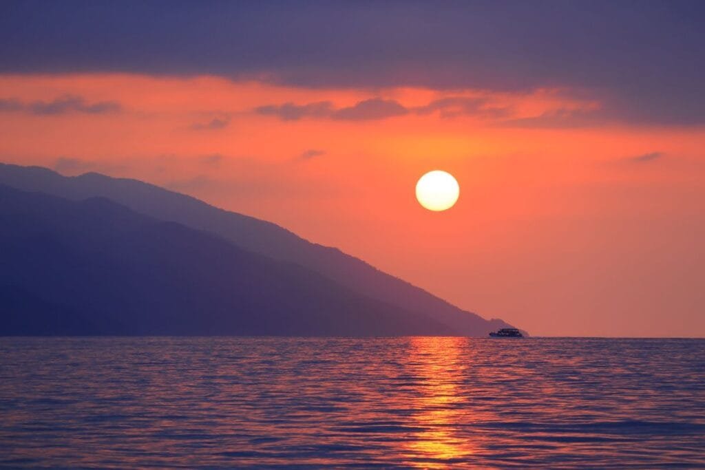 Barco navegando al atardecer en Bahía de Banderas, Puerto Vallarta.
