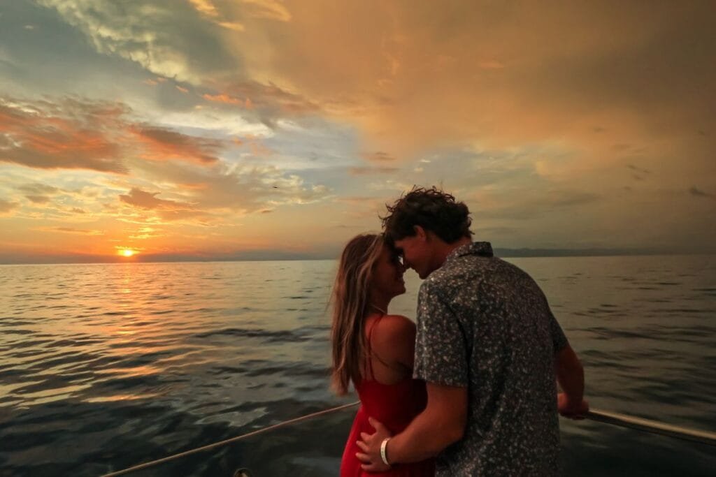Pareja disfrutando del atardecer en el crucero Ritmos de la Noche.