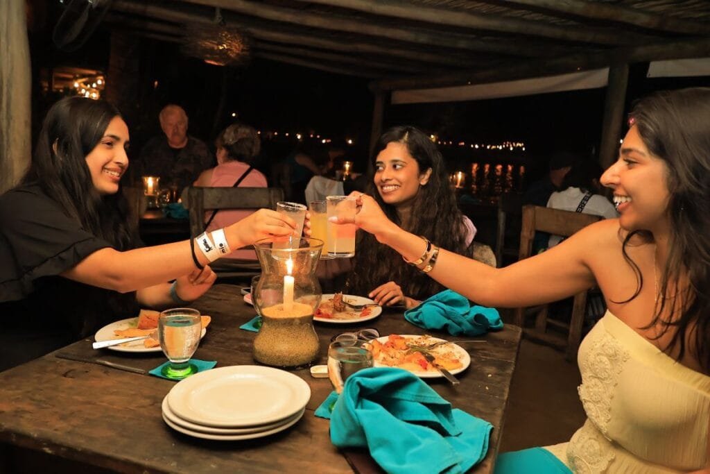 Amigos brindando en la zona VIP de Ritmos de la Noche.