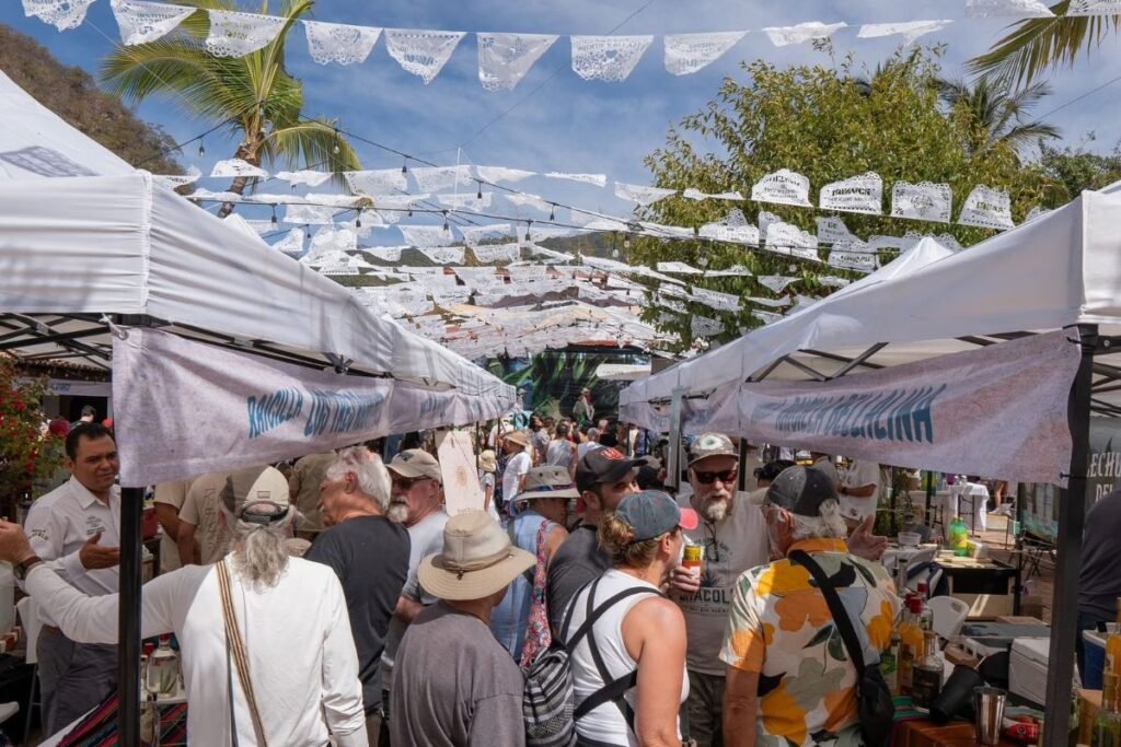 Puestos tradicionales y degustaciones en el Festival de Raicilla Damajuana, una de las mejores actividades en la Bahía de Banderas.