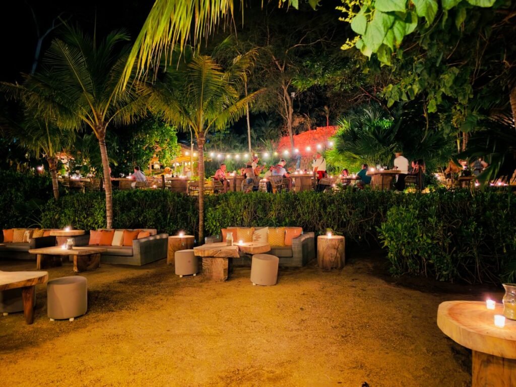 Ritmos de la Noche: El Espectáculo #1 en Puerto Vallarta 5 Área de descanso y lounge iluminada con velas en la playa de Las Caletas.