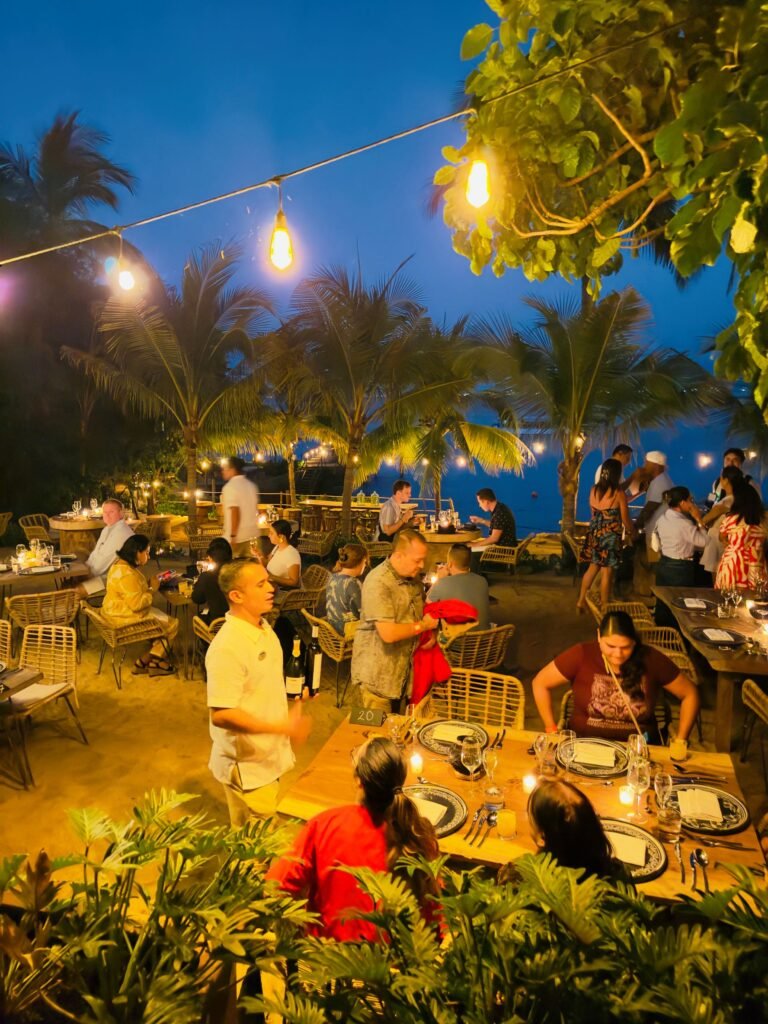 Ritmos de la Noche: El Espectáculo #1 en Puerto Vallarta 3 Mesas iluminadas con velas y luces cálidas para la cena romántica en Las Caletas.