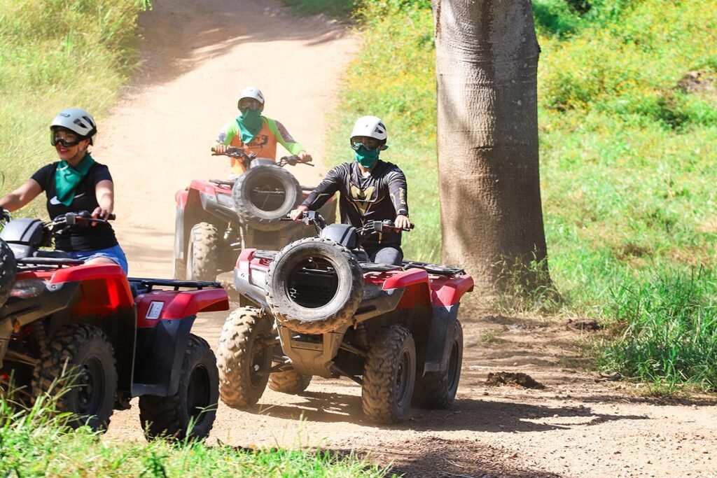 Jorullo Point ATV Mirador de Cristal: Aventura Extrema en Vallarta 1 Fila de cuatrimotos ATV atravesando la exuberante selva de la Sierra Madre Occidental durante el tour todoterreno.