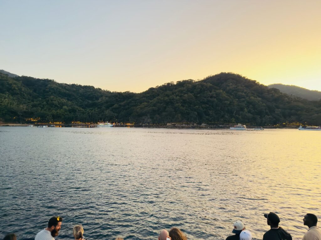 Ritmos de la Noche: El Espectáculo #1 en Puerto Vallarta 2 Vista de los barcos navegando por la Bahía de Banderas al atardecer.