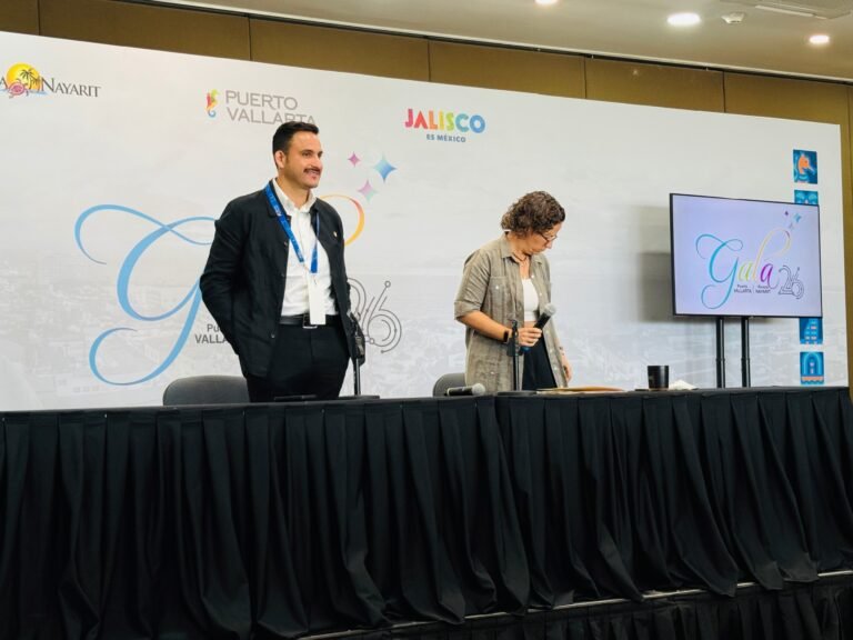 Secretarios de turismo anunciando el desarrollo turístico en Puerto Vallarta y Riviera Nayarit.