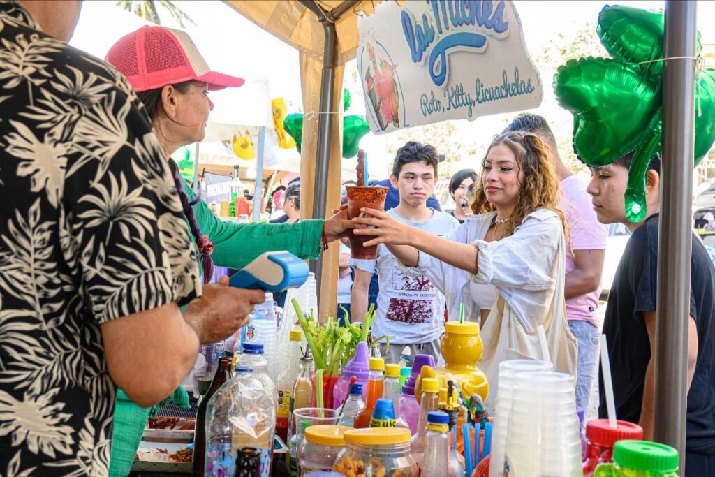 Turistas comprando bebidas preparadas, disfrutando de la vida nocturna y gastronomía de Puerto Vallarta.