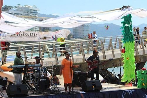 Banda tocando música en vivo de día, destacando los mejores festivales en la playa durante el mes de marzo en Vallarta.
