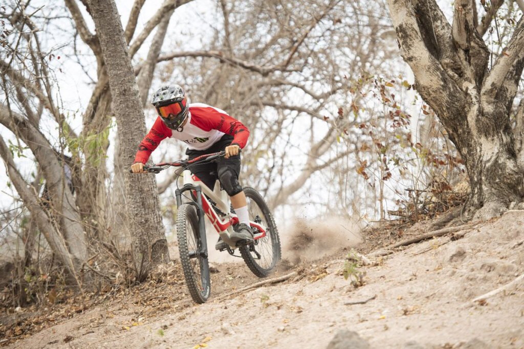 Ciclista de montaña descendiendo por senderos técnicos de la Sierra Madre Occidental en la competencia de turismo de aventura en Jalisco.