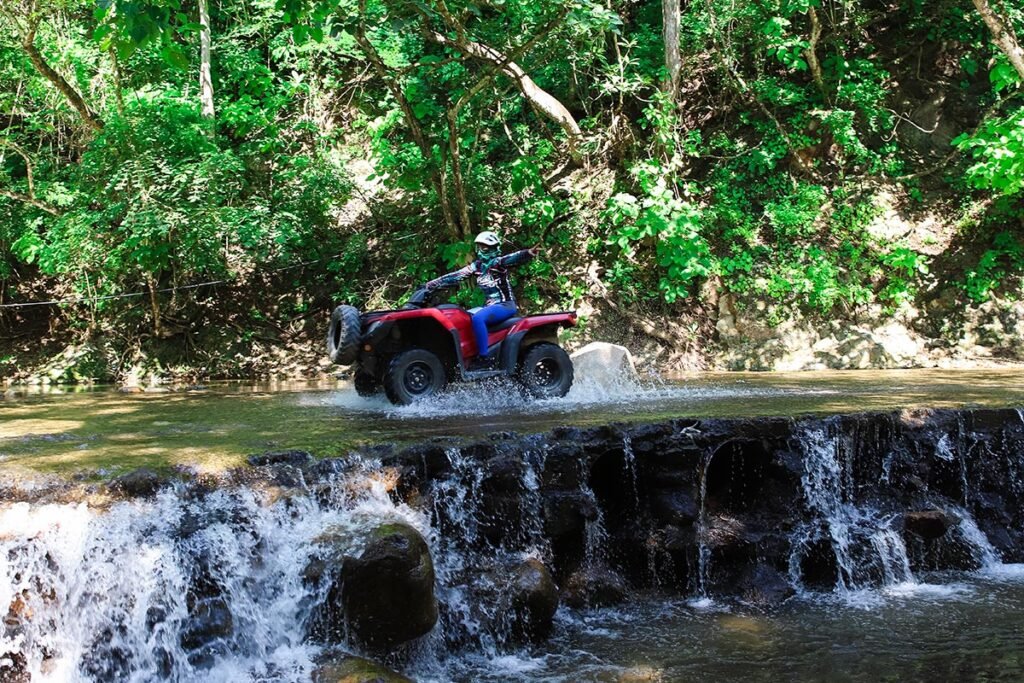 Jorullo Point ATV Mirador de Cristal: Aventura Extrema en Vallarta 3 Pareja sonriente disfrutando del agua cristalina del río durante su tour todoterreno en Canopy River Park.
