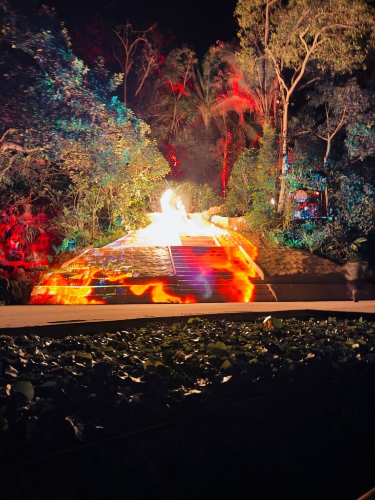 Ritmos de la Noche: El Espectáculo #1 en Puerto Vallarta 4 Espectaculares proyecciones de fuego y lava sobre la pirámide principal.