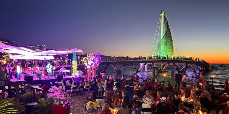 Concierto nocturno junto al muelle de Los Muertos, el escenario ideal para disfrutar los puentes vacacionales en Puerto Vallarta.