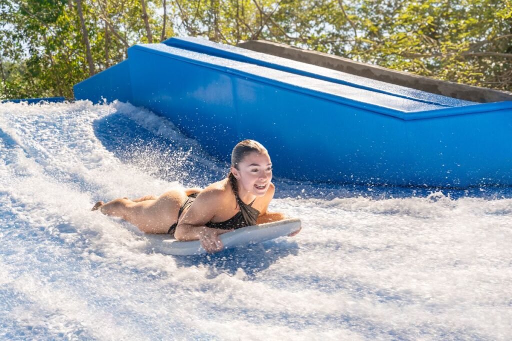 Surf en alberca Flowrider en Las Caletas Adventure Park.