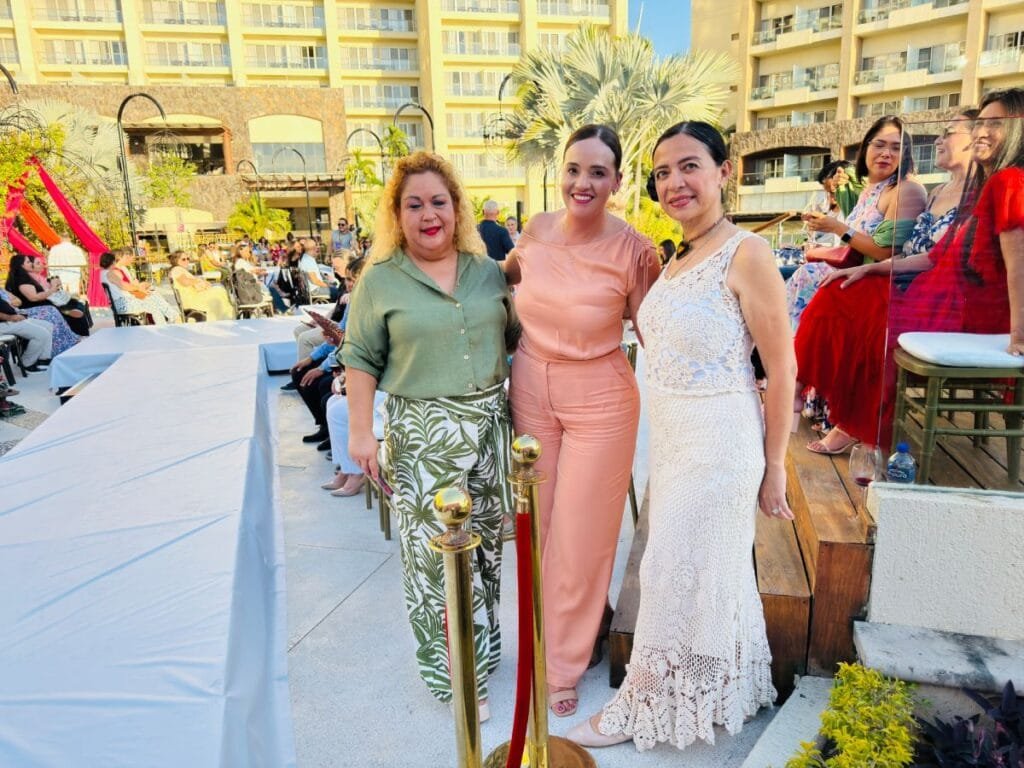 Sunset Fashion Show Puerto Vallarta: Un Atardecer de Gala y Solidaridad 14 Ambiente social de lujo en el Sunset Fashion Show Puerto Vallarta.