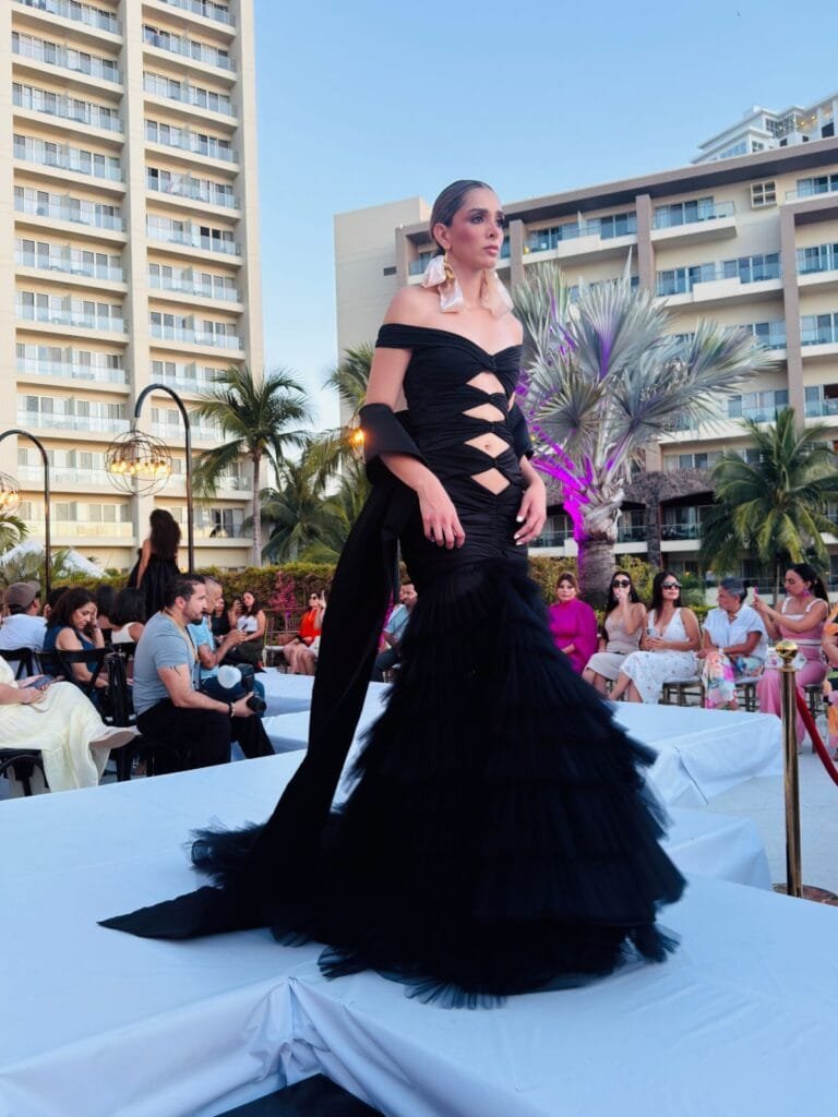 Sunset Fashion Show Puerto Vallarta: Un Atardecer de Gala y Solidaridad 9 Vestido de gala en la pasarela del Sunset Fashion Show Puerto Vallarta.