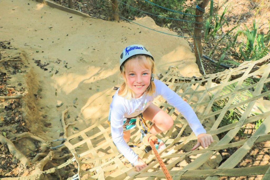 Niños en puentes colgantes en Kids Adventure Park.