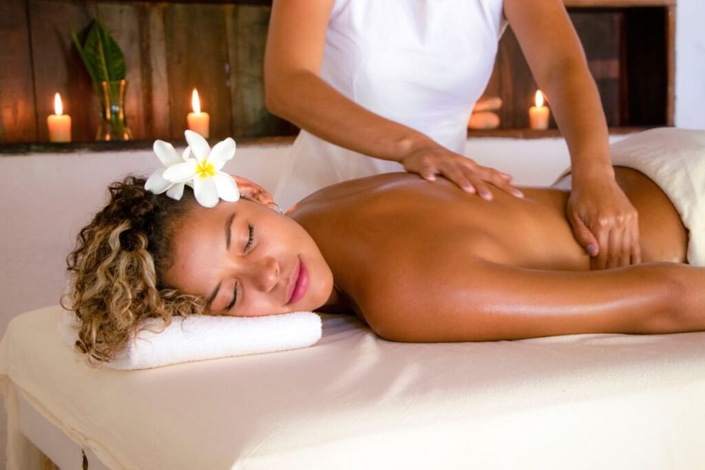 Masaje frente al mar en Las Palapas Spa.