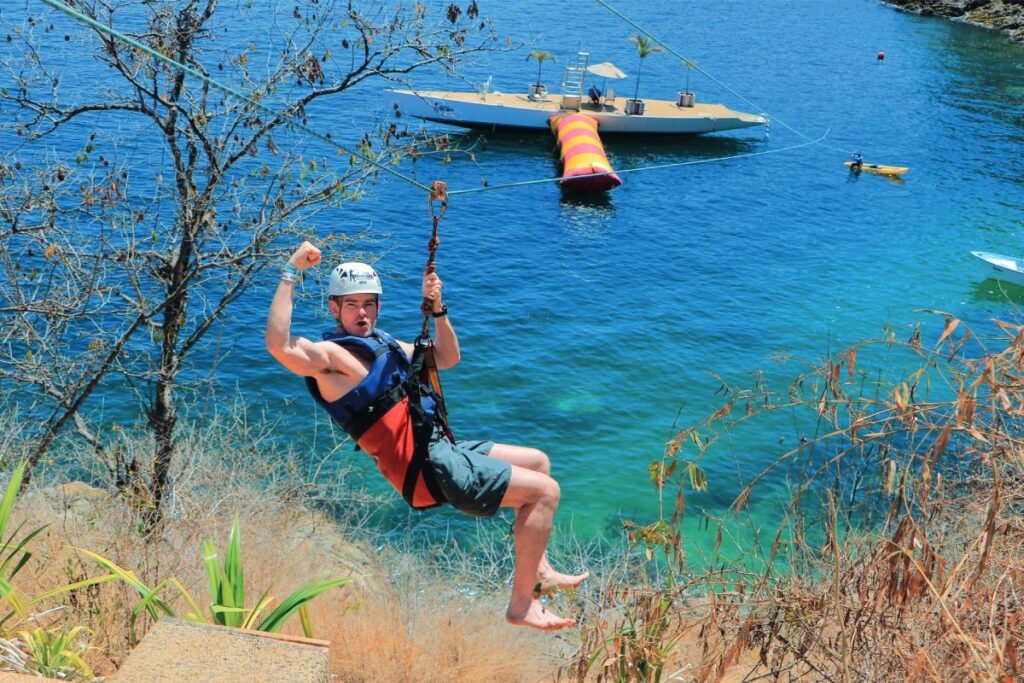 Tirolesa sobre el mar en el tour Las Caletas.