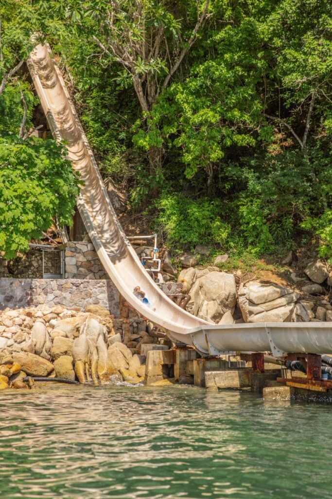 Tobogán con caída al mar en Adventure Cove Vallarta.