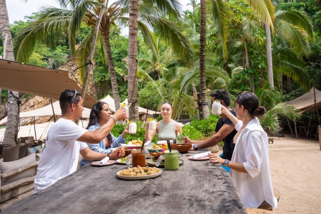 Grupo de amigos brindando durante el almuerzo buffet de Cascada Yelapa & Majahuitas Beach BBQ.
