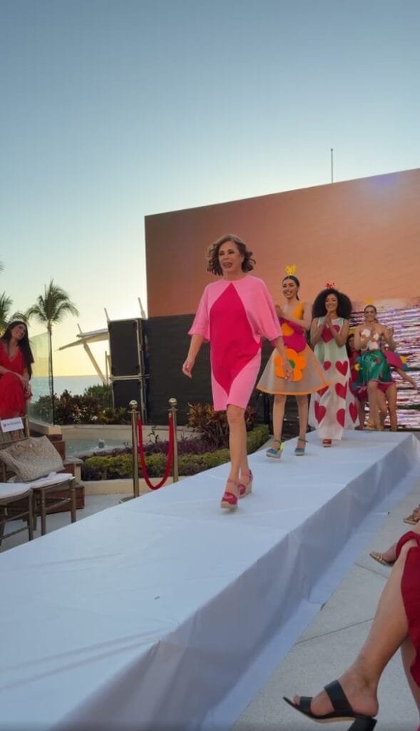 Sunset Fashion Show Puerto Vallarta: Un Atardecer de Gala y Solidaridad 2 Ágatha Ruiz de la Prada junto a sus modelos en el Sunset Fashion Show Puerto Vallarta.