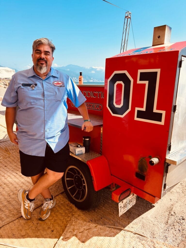 Vallarta BBQ Experience 2026: El festival que encendió la bahía 3 Ahumador profesional Pitmaker rojo frente al mar en Velas Vallarta.
