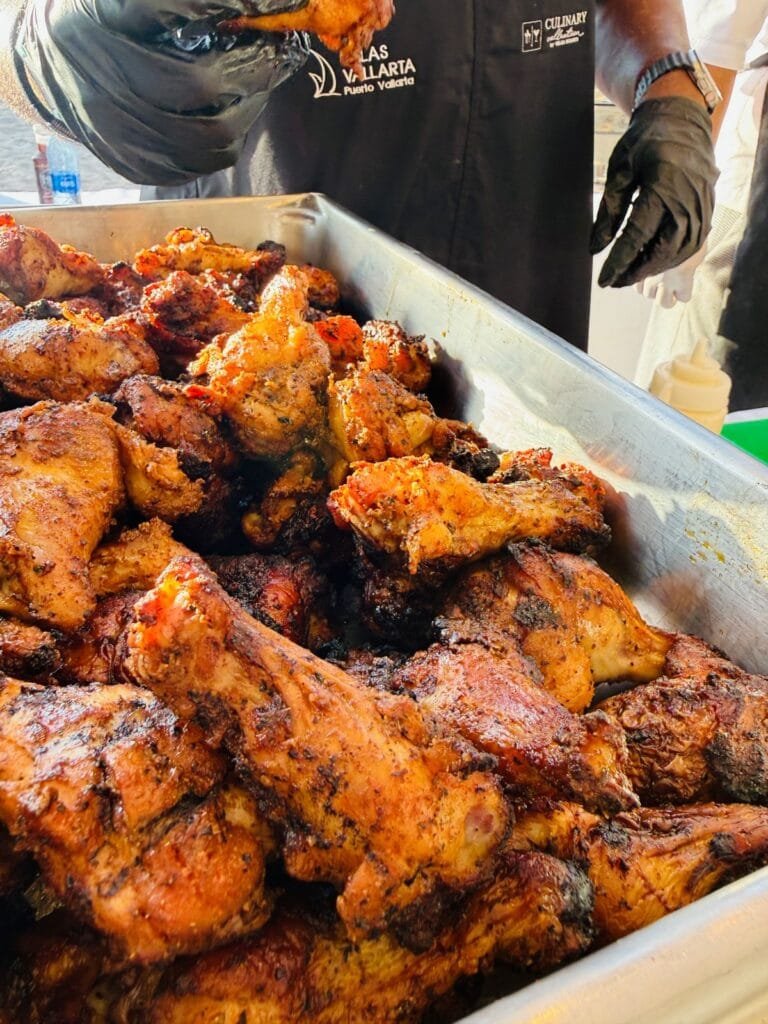 Vallarta BBQ Experience 2026: El festival que encendió la bahía 18 Alitas y costillas con glaseado brillante